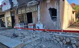 O impacto de um foguete na cidade do sul de Netivot, após uma barragem disparada da Faixa de Gaza, em 16 de janeiro de 2024. (Foto: Serviços de Bombeiros e Resgate)