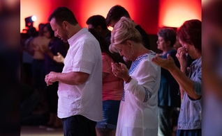 Cristãos orando. (Foto: Reprodução/Facebook/Liberty Live Church)