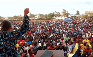 Michael Job durante evangelismo no Quênia. (Captura de tela/Facebook/Michael Job)