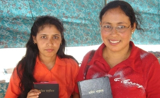 Mulheres com a Bíblia. (Foto: Reprodução/Bible Society)
