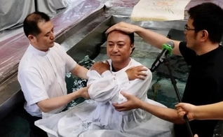 Batismo em igreja na China. (Foto: Reprodução/Igreja Hangzhou Sicheng)