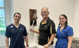 Larry Brister prega aos seus colegas de quimioterapia. (Foto: Baptist Press).