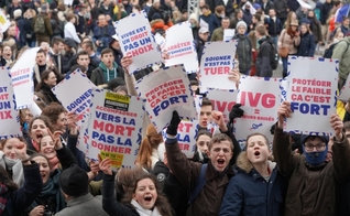 Participantes de uma recente marcha pela vida em Paris, França. (Foto: Marche Pour La Vie)