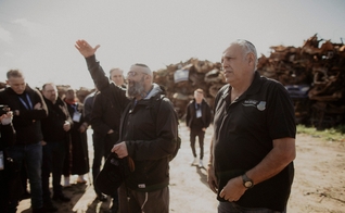 Líderes visitam lugares destruídos por terroristas em Israel. (Foto: Facebook/International Christian Embassy Jerusalem - ICEJ) 