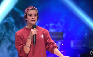Zoey Randall. (Foto: Reprodução/YouTube/Young Saints)