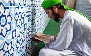 Muçulmano lendo o Alcorão. (Foto ilustrativa: IMB)