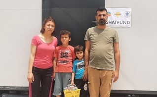 John Emecktis e sua família vivem em uma casa contêiner. (Foto: Global Christian Relief)