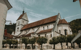 Igreja Saint-Ursanne, Suíça. (Foto: Unsplash/Loriane Magnenat)