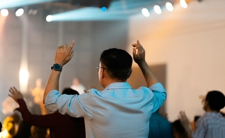 Há mais de 579 mil estabelecimentos religiosos no Brasil. (Foto: Imagem ilustrativa/Unsplash/Amonwat Dumkrut).