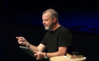 Pastor Kelly Williams. (Captura de tela: YouTube Vanguard Church)