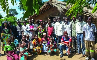 Luís Pereira em visita a uma congregação de aldeia atingida pelo ciclone em Moçambique. (Foto: Tim Brumfield/The Christian Chronicle).