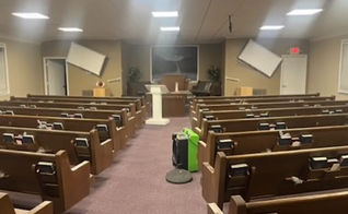 A Luna Lane Church of Christ teve os bancos danificados. (Foto: Reprodução/WKRN).