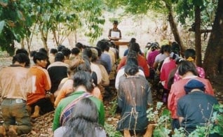 Cristãos reunidos para oração no quintal. (Foto: International Christian Concern)