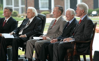 Billy Graham com George HW Bush, Jimmy Carter e Bill Clinton na inauguração da Biblioteca Billy Graham. (Foto: BGEA).