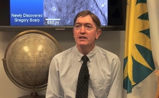 Geólogo lunar Tom Watters. (Captura de tela: YouTube/SmithsonianSciense)