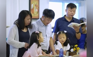 Os membros da Mayflower Church puderam cultuar a Deus livremente. (Foto: Reprodução/YouTube/CBN News).