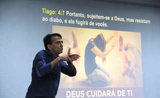 Mais de 10 milhões de pessoas com algum problema auditivo serão beneficiadas pela tradução. (Foto: UniEVANGÉLICA).