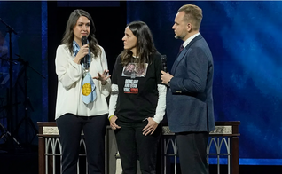 Liel Slifer [à esq.], Dalia Cusnir [centro], e o pastor Jeremiah Johnston falam sobre a situação em Israel na Igreja Batista Prestonwood. (Foto: Batista Prestonwood)