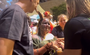 Todd White evangelizou os foliões. (Foto: Reprodução/Instagram/Todd White).