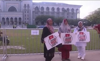 Manifestantes com cartazes em defesa da sharia. (Captura de tela/YouTube/CNA)