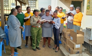 Distribuição de Bíblias em prisão no Quênia. (Foto: Imagem ilustrativa/Mission Cry).