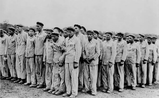 Prisioneiros judeus que estavam instalados no campo de concentração de Buchenwald. (Foto: Domínio Público)