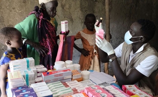 Atendimento médico no Sudão. (Foto: Reprodução/Samaritan’s Purse)