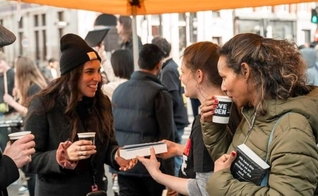 Distribuição de Bíblias em Londres. (Foto: Reprodução/Bible Society)