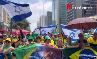 Bandeiras de Israel em meio a manifestantes na Paulista. (Captura de tela/YouTube/Metrópoles)