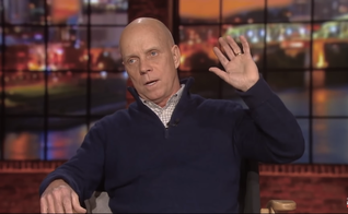 Scott Hamilton luta contra o câncer há mais de 20 anos. (Foto: Reprodução/YouTube/Kirk Cameron on TBN).