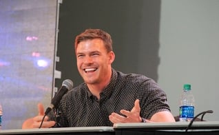 Alan Ritchson. (Foto: Reprodução/Wikimedia Commons/Daniel Benavides)