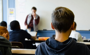 Crianças na escola. (Foto: Reprodução/Unsplash/Taylor Flowe)