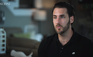 Nico foi transformado e liberto por Jesus. (Foto: Reprodução/YouTube/The 700 Club).