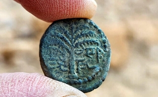 Moeda rara com inscrição 'Eleazar, o Sacerdote' encontrada no deserto da Judeia. (Foto: Emil Aladjem/Autoridade de Antiguidades de Israel)