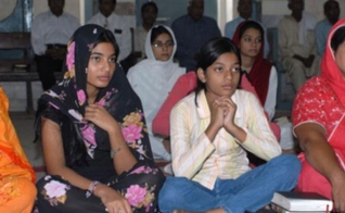 Alunas do curso de alfabetização. (Foto: Reprodução/Bible Society)