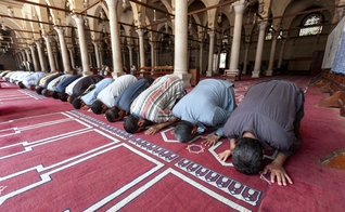 Egípcios participam da oração do meio-dia na mesquita Amr ibn Al-Aas, no Cairo Antigo, Egito. (Foto: IMB)