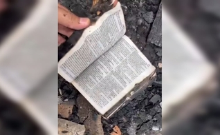 A Bíblia ficou intacta após o incêndio no MT. (Foto: Reprodução/G1).