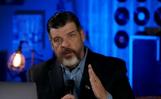 Pastor Troy Brewer. (Captura de tela: YouTube/Charisma News)