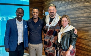 Felippe e Mariana Valadão com pastores locais. (Foto: Instagram/Felippe Valadão).