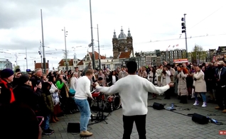 Evangelismo em Amsterdã. (Foto: Reprodução/YouTube/Presence)