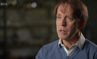 O dublador James Arnold Taylor testemunha sua história de fé. (Captura de tela/CBN News)