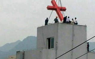 Cruz sendo retirada do topo do prédio da Igreja Cristã de Chengdong, em 2019. (Foto: Reprodução/ChinaAid)