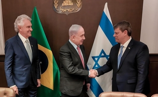 O primeiro-ministro de Israel, Benjamin Netanyahu, recebe Tarcísio de Freitas e Ronaldo Caiado. (Foto: Instagram/Tarcísio de Freitas)