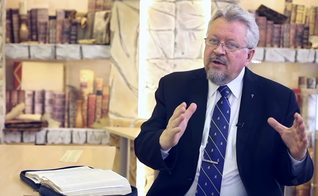Piotr Mickiewicz: “Continuemos a orar pela paz nos corações das pessoas”. (Captura de tela/YouTube/Baptist Tv)