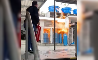 Vídeo mostra fogo no compartimento de botijões de gás. (Captura de tela/Instagram/assembleianosdevalor)