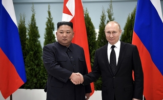 Kim Jong-Un e Vladimir Putin. (Foto: Wikimedia Commons/Alexei Nikolsky, The Presidential Press and Information Office)