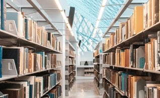 Tribunal diz que exemplares da Bíblia nas bibliotecas municipais é ‘inconstitucional’. (Foto: Unsplash/Shunya Koide)