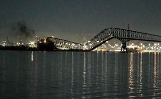 Momento em que a ponte desabou. (Foto: Reprodução/X/BBC News)