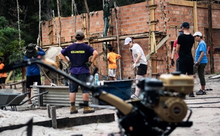 Missionários servem na construção de uma igreja na Comunidade de Arapiranga. (Foto: Brendan Wong)