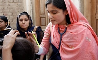 Médica examinando uma paciente no Paquistão. (Foto: Ilustração/Flickr/DFID - UK Department for International Development)